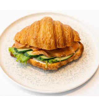 Круассан с семгой  
