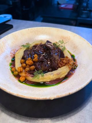 Томленная говяжья щека