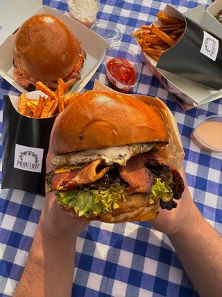 Burger cu Ou si Bacon