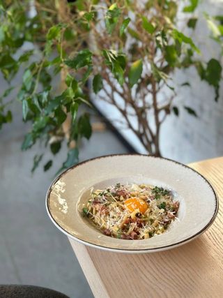 Карбонара з чипсами з бекону