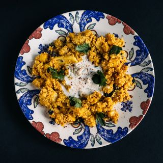 Кус-кус з грильованою куркою, яблуком, каррі та йогуртовим соусом (320г)