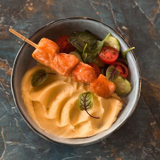 Пюре з лососем та салатом