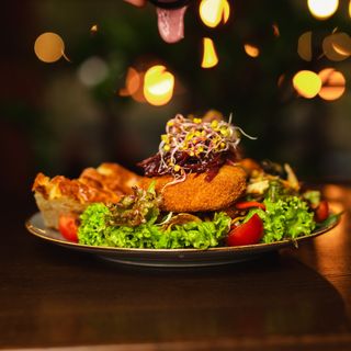 Sałatka z panierowanym camembertem 