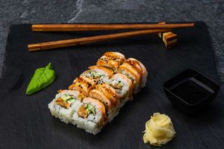 Roll somon teriyaki flambat