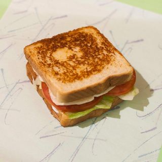 Sándwich De Pechuga Con Queso Y Bacon