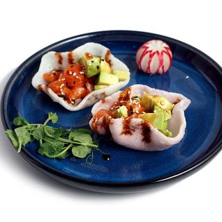 49 pan de gambas con salmon aguacate 4u