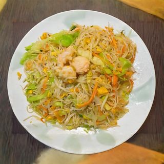 Spaghetti di riso saltati con gamberi e verdure