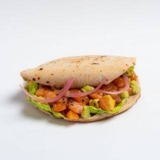 Pita de Tartar de Salmón con Mango y Aguacate
