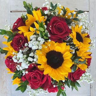 Bouquet di rose rosse e girasoli