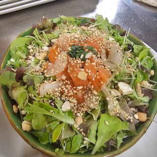 Poke hawaiano tradicional salmon