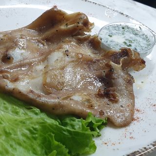 Ушенце на BBQ с хрянова саламурика (200г)