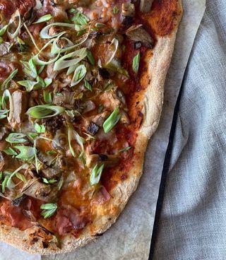 Pizza de jamón y setas (29 x 19 cm.)