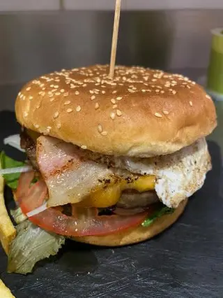 Hamburguesa Completa Con Huevo Y Bacon