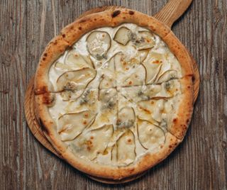 Піца з грушею та горгонзолою (540г)