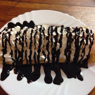 Crepe Con Sirope De Chocolate Y Nata