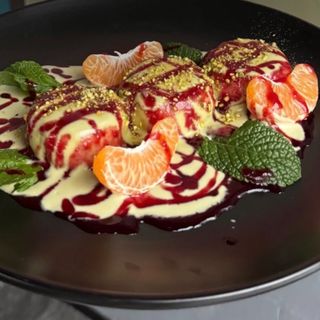 Сирники з фісташковим соусом