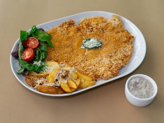 Шніцель з картоплею по-селянськи та грибним соусом