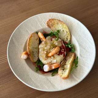 Камамбер запечений з креветками та грушею