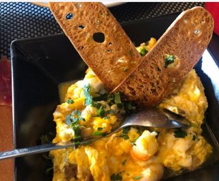 Revuelto de Espargos Verdes e Gambas