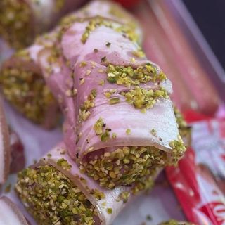 Panino con cosciotto di pollo, pistacchio, Philadelphia e mortadella