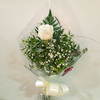 Rosa blanca en celofán