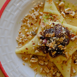 ბლინი თეთრი ბლის მურაბით და თხილის მიქსით