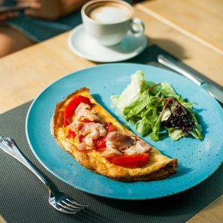 Омлет з мікс салатом