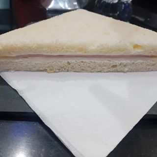 Tramezzino con cotto e formaggio