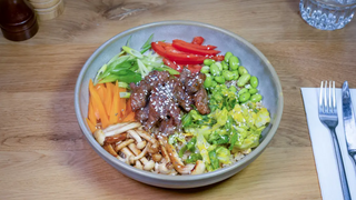 Poke bowl cu vita