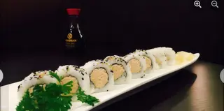 Uramaki tuna salad