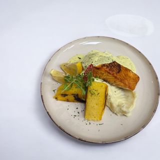 Somon cu sos de tarhon, mărar, mămăligă coaptă și piure de cartofi