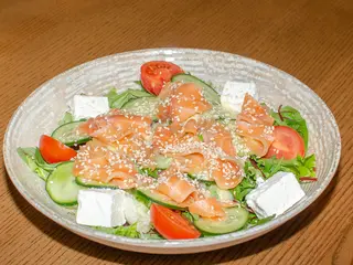 Салат з лососем та сиром Фета (250г)