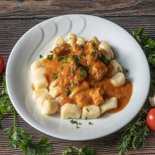 Kopytka do syta (z gulaszem mięsnym)