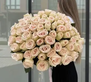 75 троянд High & Bridal під стрічку