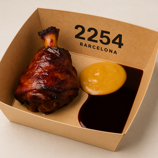 Codillo de Cochinillo con Salsa de Melocotón Sanguino y Reducción de Amaretto