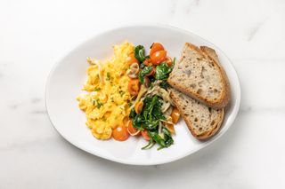 Ovos mexidos com Cogumelos Nam, Espinafres e Tomates Cherry