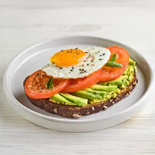 Tostada aguacate, tomate y huevo