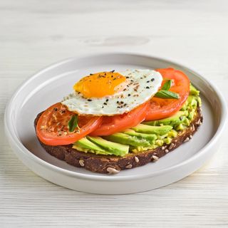 Tostada aguacate, tomate y huevo