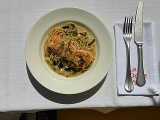 Спагетті з креветками та цукіні