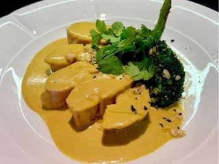 Запечене філе Фермерського Курча з Овочами соте та соусом Карі (380g)