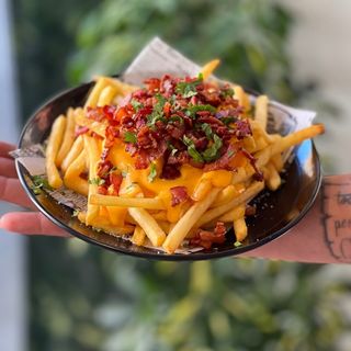 Fries con cheddar y bacon