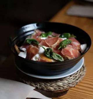 Huevos Rotos Con Jamón Y Patatas