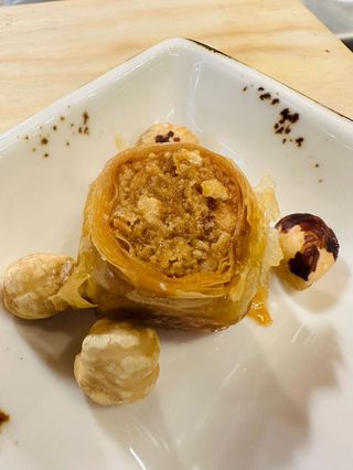 Сарай сарма баклава с лешници (1 бр)