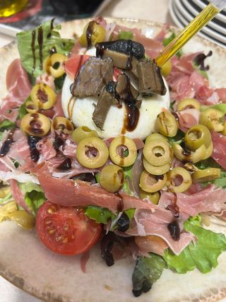 Микс зелени салати с бурата, прошуто и черен трюфел