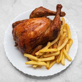 Pollo asado con patatas fritas
