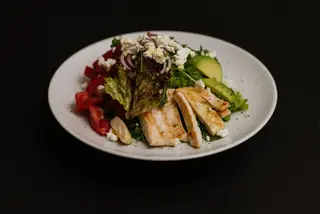 Salata sa piletinom i avokadom