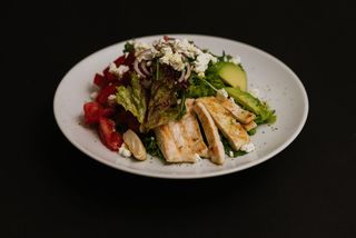 Salata sa piletinom i avokadom