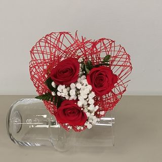 Ramo de 3 rosas con base de corazón