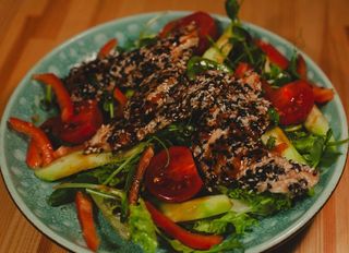 Салат з курочкою в кунжуті 