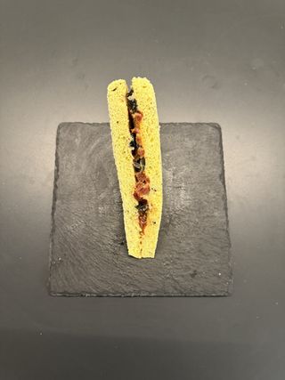 Hummus di ceci home made, olive e pomodori secchi